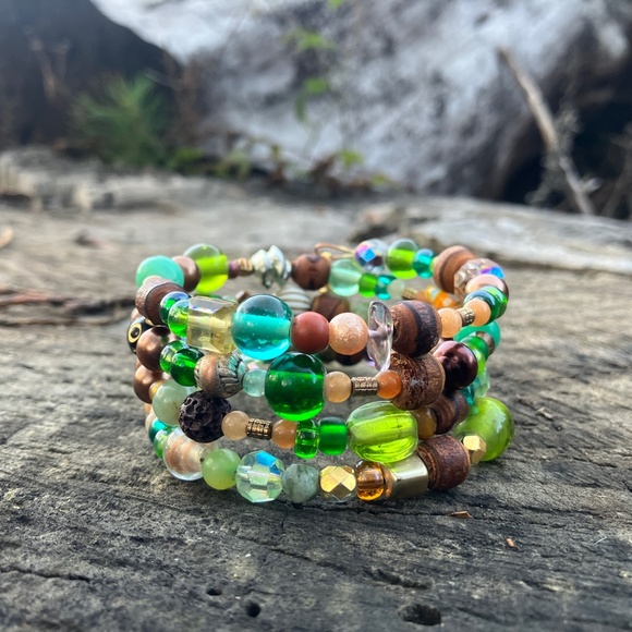 NWOT Green earth colors memory wire bracelet - glass and gemstone wrap bracelet - Picture 7 of 10